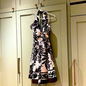 White House/Black Market, SIZE 6
V-neck w/ribbon tie, blk & wht floral print.